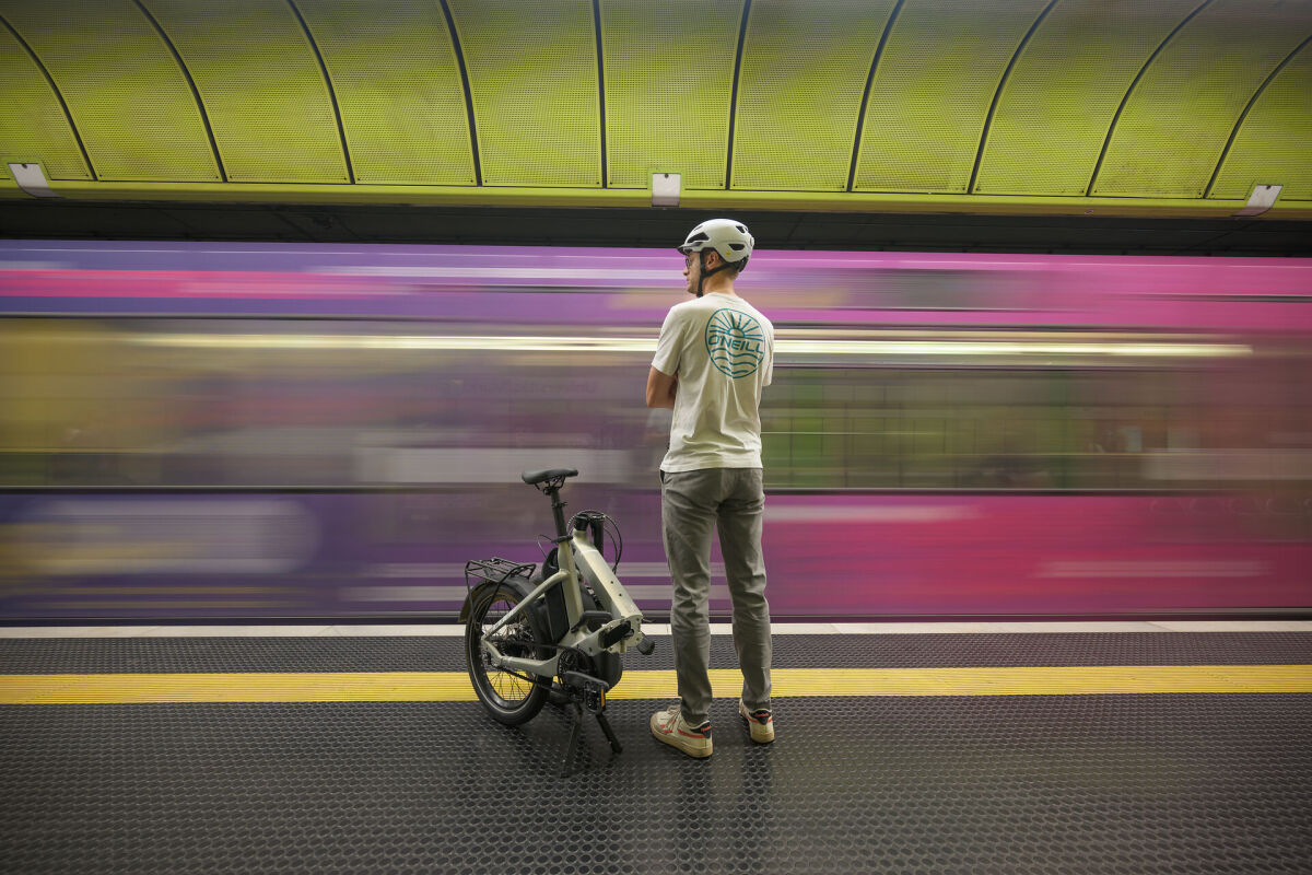 Bicicleta plegable en entorno urbano
